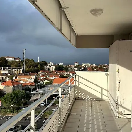 Bright Near And Center * Arcachon